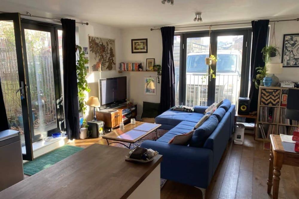 Homely 1 Bedroom Apartment in South East London - Tap to explore photos