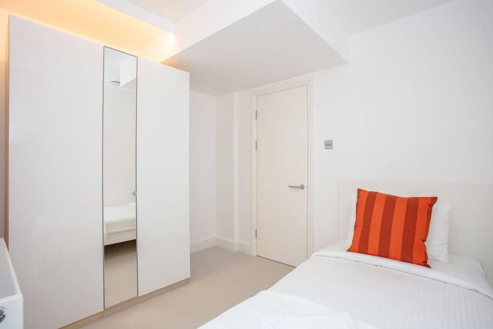Newly Refurbished Modern 3 Bedroom Apartment in Affluent Fulham - Tap to explore photos