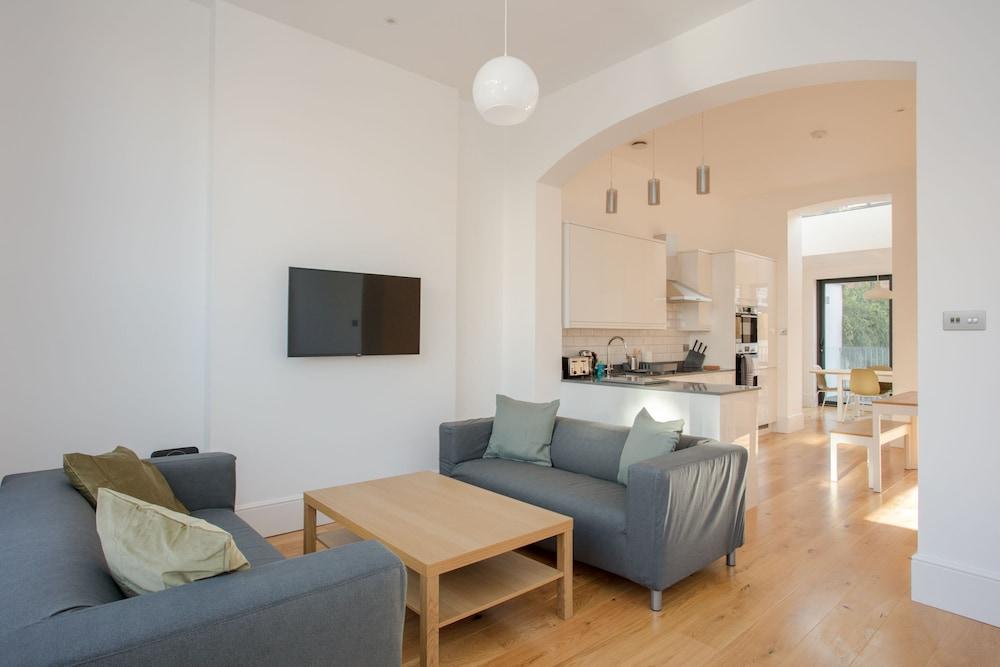 Newly Refurbished Modern 3 Bedroom Apartment in Affluent Fulham - Tap to explore photos