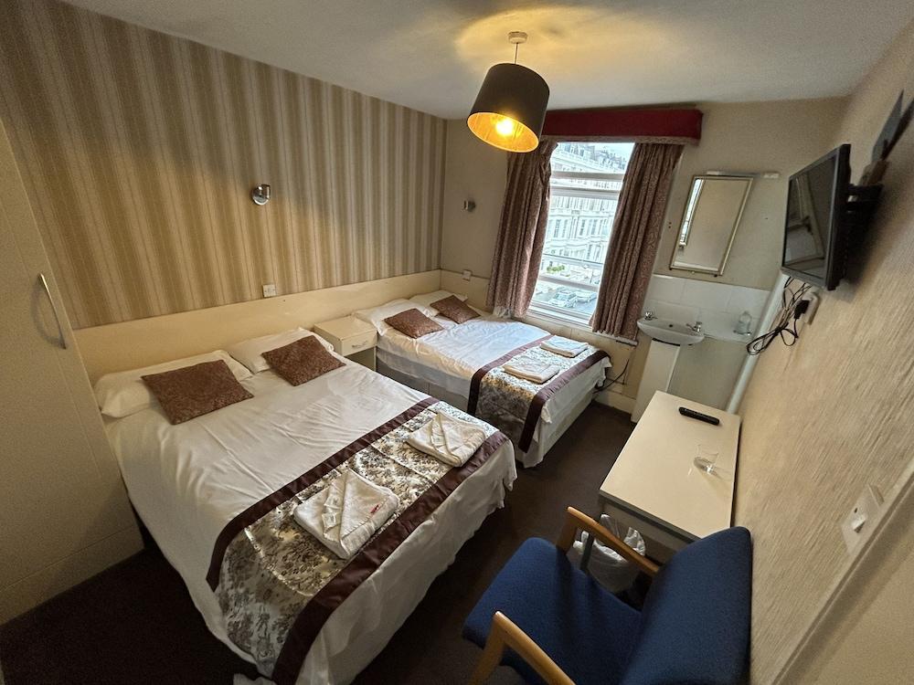 Hotel Earls Court Room Type - Standard Quadruple Room