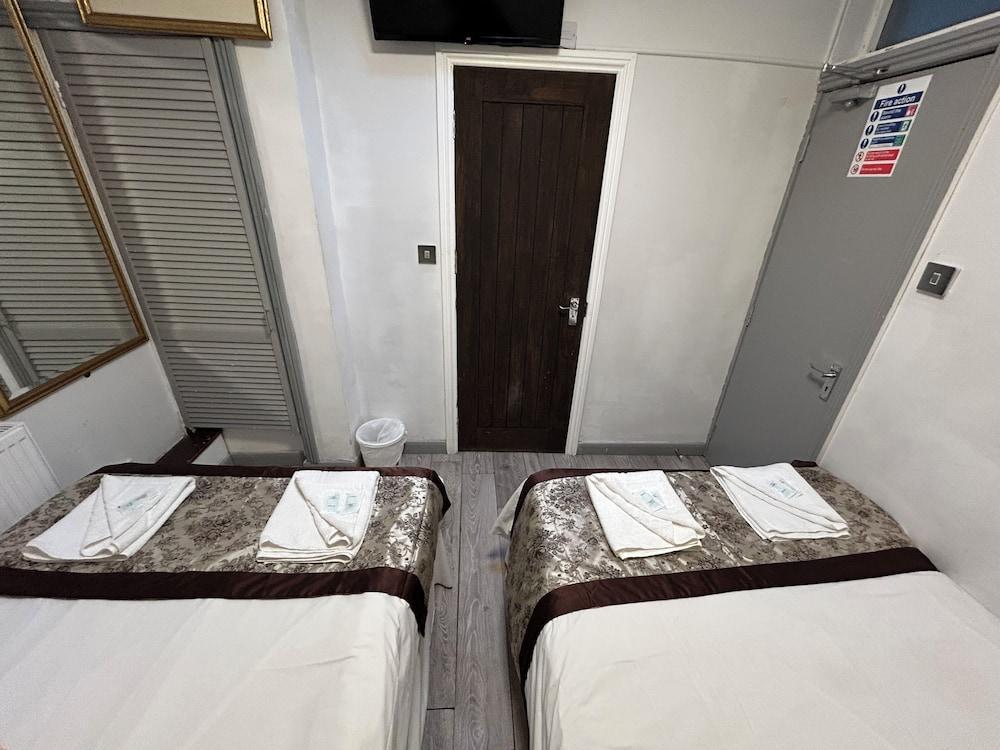 Hotel Earls Court Room Type - Economy Quadruple Room