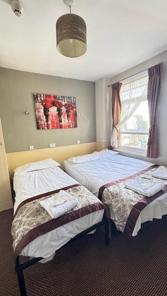 Hotel Earls Court Room Type - Basic Triple Room, Shared Bathroom Hotel Earls Court Room Type - Basic Triple Room, Shared Bathroom