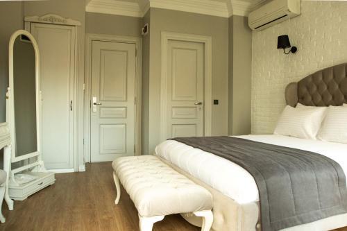 Louis Rooms Room Type - Superior Queen Room