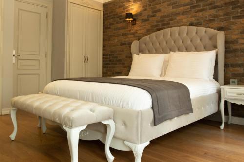 Louis Rooms Room Type - Deluxe Queen Room