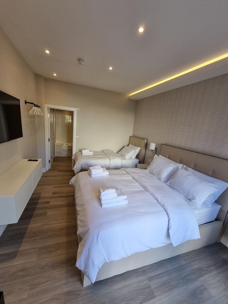 Hotel CG London Room Type - Deluxe Triple Room