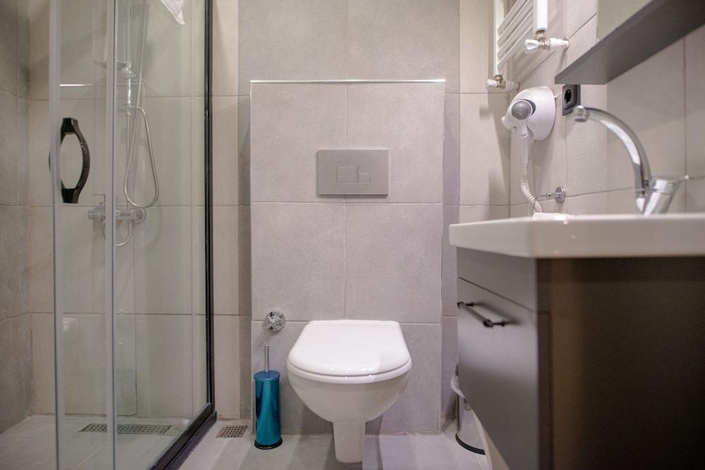 Zara Suit Room Type - Deluxe Double Room