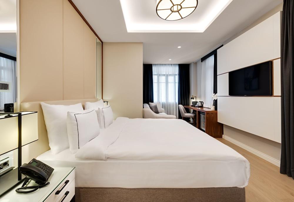 Gleam Collection Hotel Room Type - Suite, Balcony