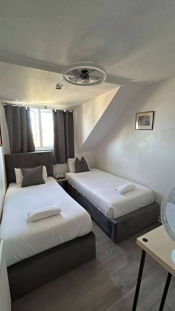 Hotel Orlando by PLI Room Type - Standard Twin Room, Private Bathroom