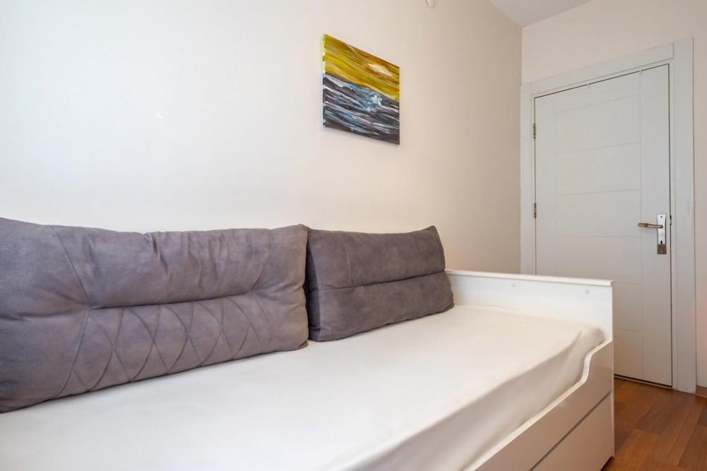 Pleasant Flat With Central Location in Sisli - Tap to explore photos