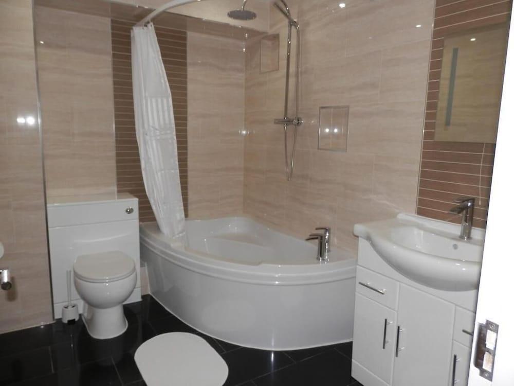 Heathrow Travellers Hub Room Type - Standard Suite, Private Bathroom Heathrow Travellers Hub Room Type - Standard Suite, Private Bathroom