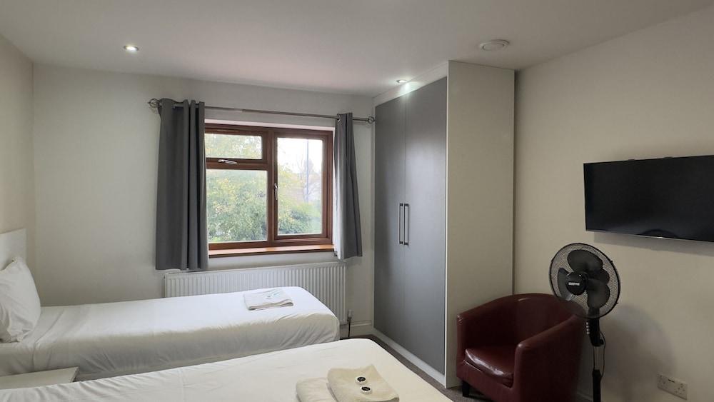 Heathrow Travellers Hub Room Type - Deluxe Triple Room, Private Bathroom