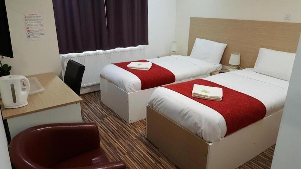 Heathrow Travellers Hub Room Type - Basic Double or Twin Room, Private Bathroom
