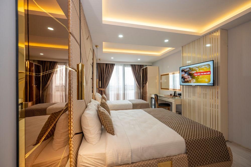 Luxury Airport Hotel By Zazzoni-İstanbul Airport Room Type - Deluxe Triple Room
