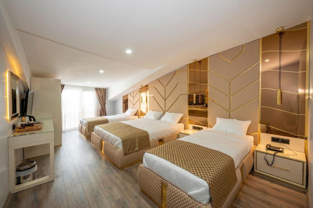 Luxury Airport Hotel By Zazzoni-İstanbul Airport Room Type - Deluxe Quadruple Room