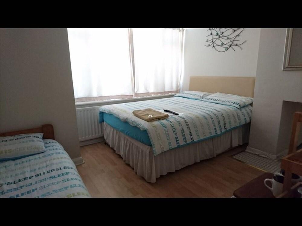 Room-family Room Sleeps 3 With 1 Double - Tap to explore photos