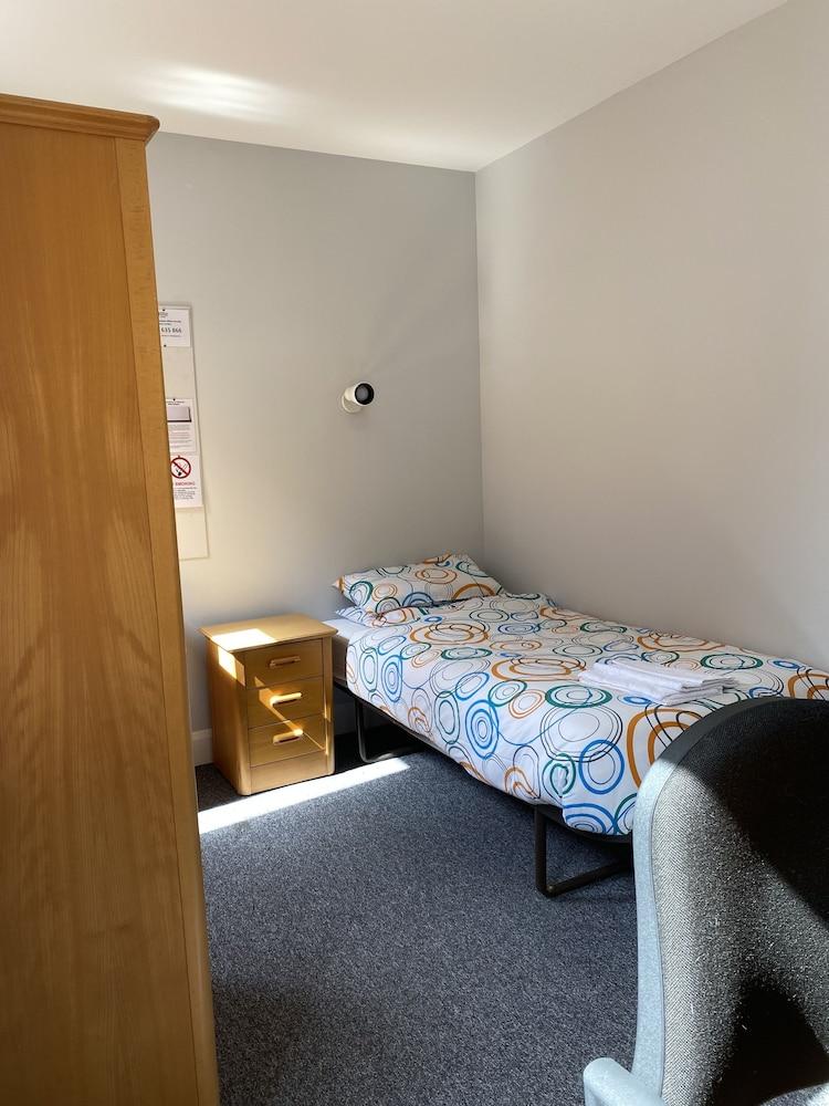 Rooms for Students Only CRICKLEWOOD LANE - Tap to explore photos