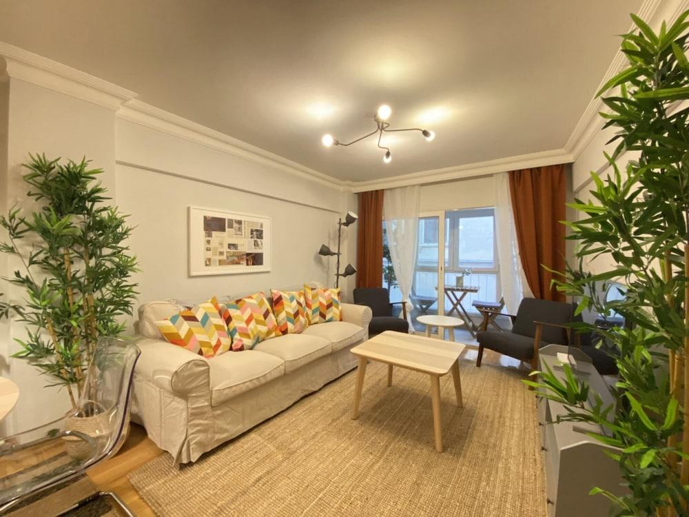 Charming and Central Flat With Balcony in Beyoglu - Tap to explore photos