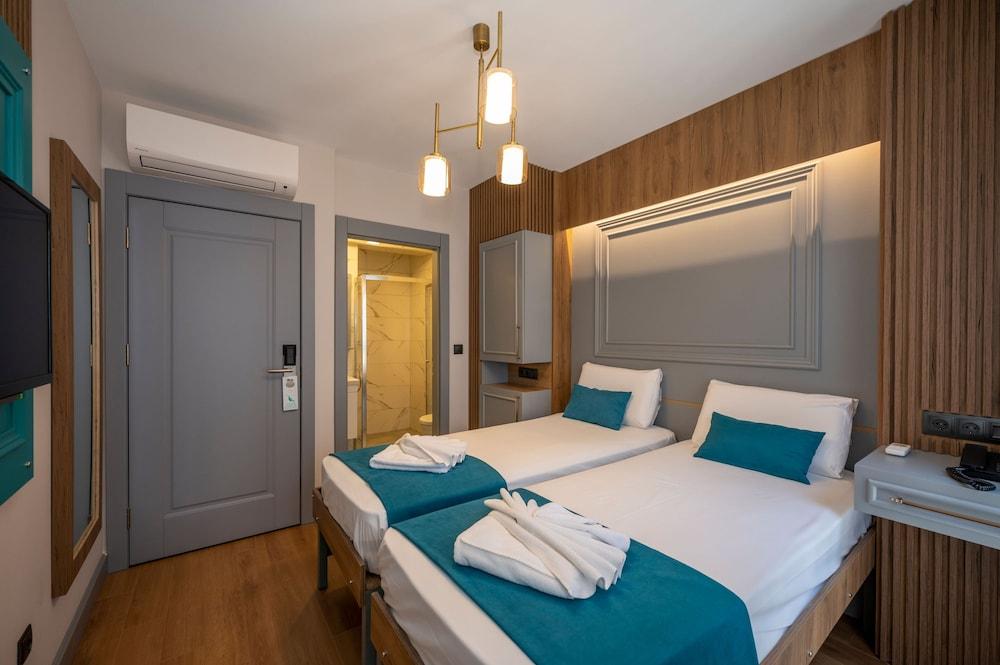 Lynda Hotel - Special Class - Tap to explore photos
