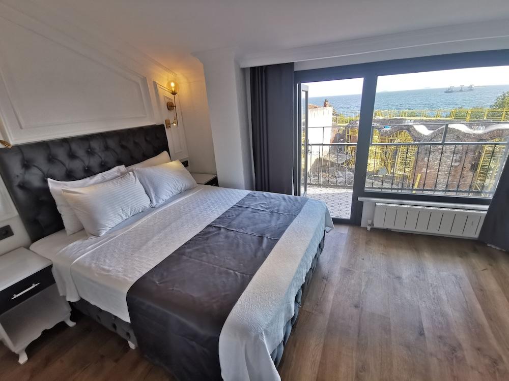 HOTEL EFZEN Room Type - KALE VE DENIZ MANZARALI BALKONLU CIFT KISILIK ODA HOTEL EFZEN Room Type - KALE VE DENIZ MANZARALI BALKONLU CIFT KISILIK ODA