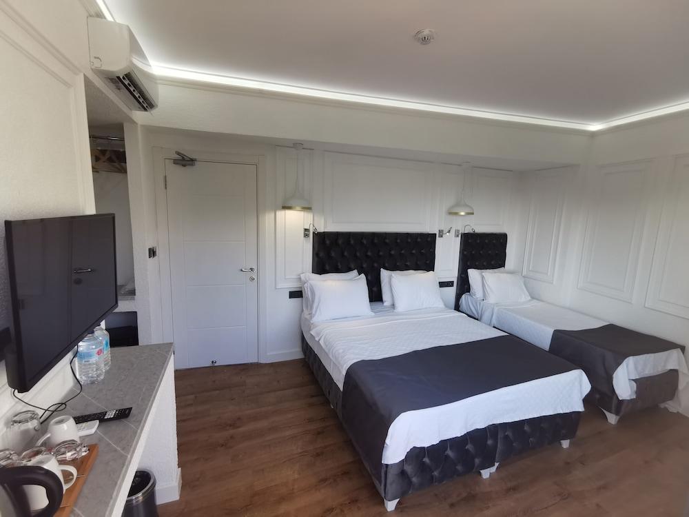 HOTEL EFZEN Room Type - KALE VE DENIZ MANZARALI BALKONLU UC KISILIK ODA