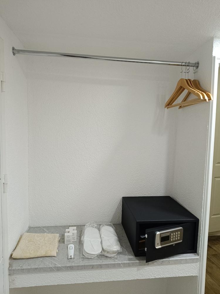 HOTEL EFZEN Room Type - Standard Quadruple Room with Private Garden ( Underground Floor) HOTEL EFZEN Room Type - Standard Quadruple Room with Private Garden ( Underground Floor)