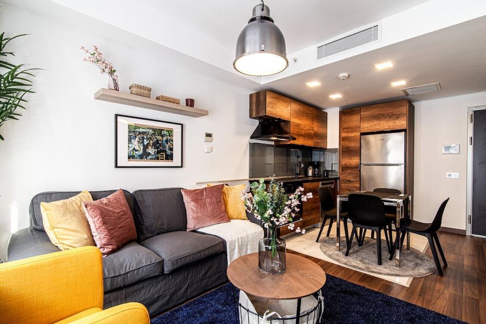 Fully Furnished Flat With Balcony in Sisli - Tap to explore photos