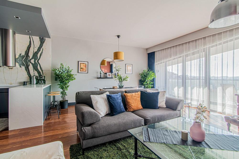 Centrally Located Flat With Balcony in Beyoglu