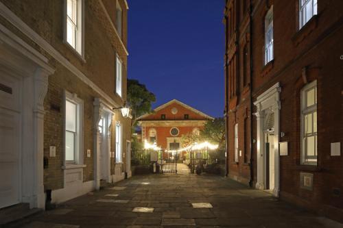 The Z Hotel Covent Garden - Tap to explore photos