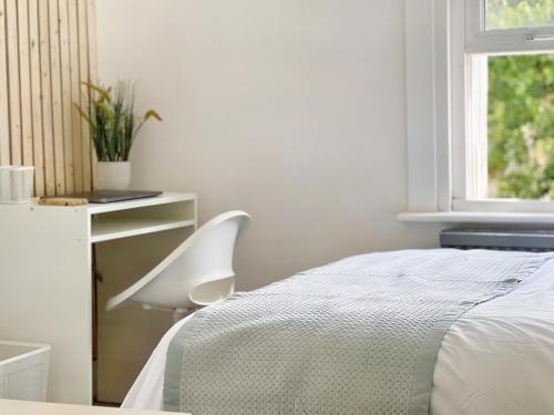 Modern Room in Centrally Located Apartment - Room 4 - Tap to explore photos