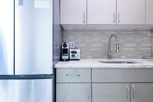 428-2W Newly Furnished Prime Location 2BR Sleeps 5 - Tap to explore photos