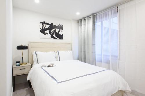 75-3A 3Br Duplex Prime UES WD in unit Sleeps 6 - Tap to explore photos