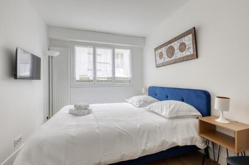 Branded New 4 Bdrs Flat - Huge Terrace - Prime Loc - Tap to explore photos