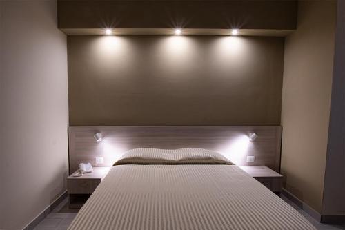 Hotel Scacciapensieri - Tap to explore photos