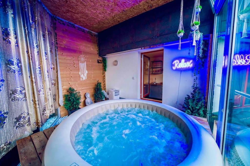Lovely 3BD - Rooftop - Jacuzzi&Sauna - Tap to explore photos