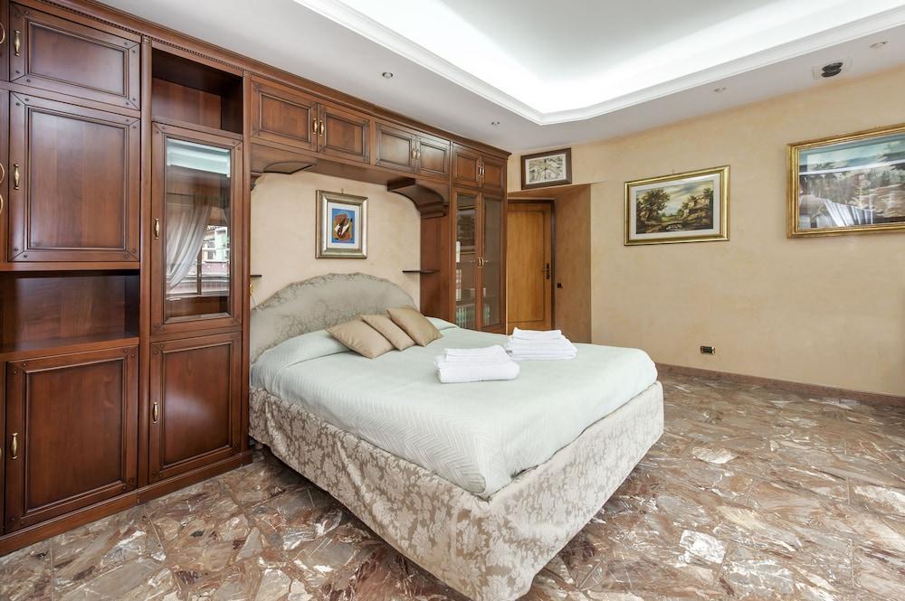 Charming Roma Apartment With 3 Bedrooms - Tap to explore photos