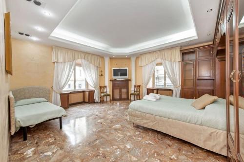 DOMUS PATRIZIA ROMANA 6 Persone Room Type - Three-Bedroom Apartment