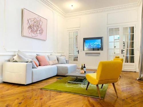 Spacious 2 bedroom apartment Champs Elysees and Golden Triangle - Tap to explore photos