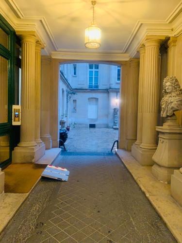 Spacious 2 bedroom apartment Champs Elysees and Golden Triangle - Tap to explore photos