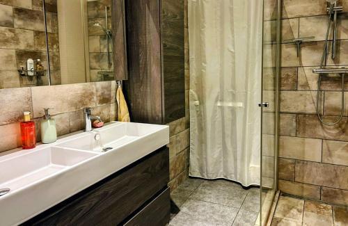 Marijke's guestroom - Tap to explore photos