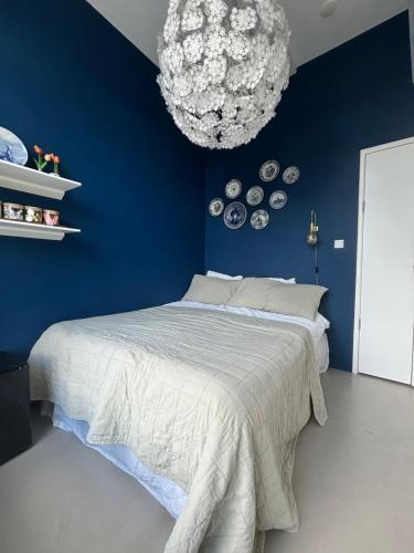 Lovely small apartment in 'De Pijp' - Tap to explore photos