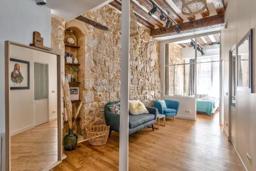 New Stunning 4 Bdrs Apt, With AC – Le Marais - Tap to explore photos