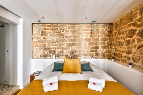 New Stunning 4 Bdrs Apt, With AC – Le Marais - Tap to explore photos