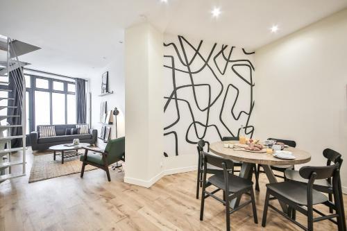 Triplex-6Pers-Porte Maillot-ArcdeTriomphe-Paris17 Room Type - Two-Bedroom Apartment