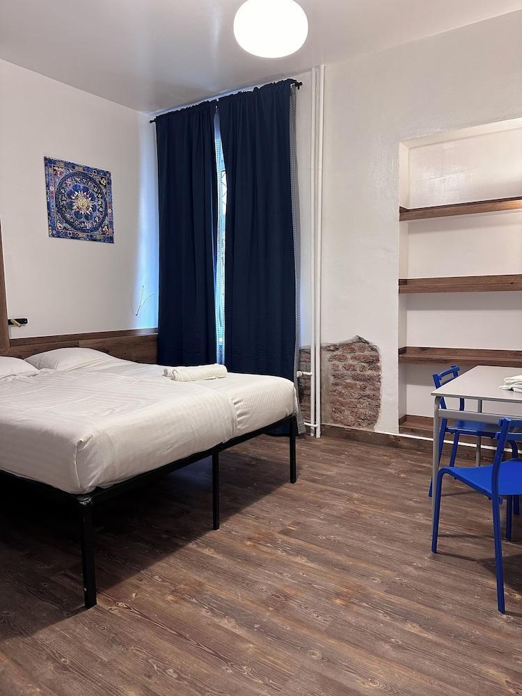 Gallery Hotel SIS Room Type - Deluxe Double Room