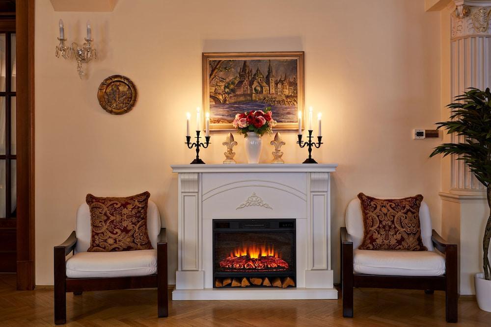 Fleur De Lis Hotel