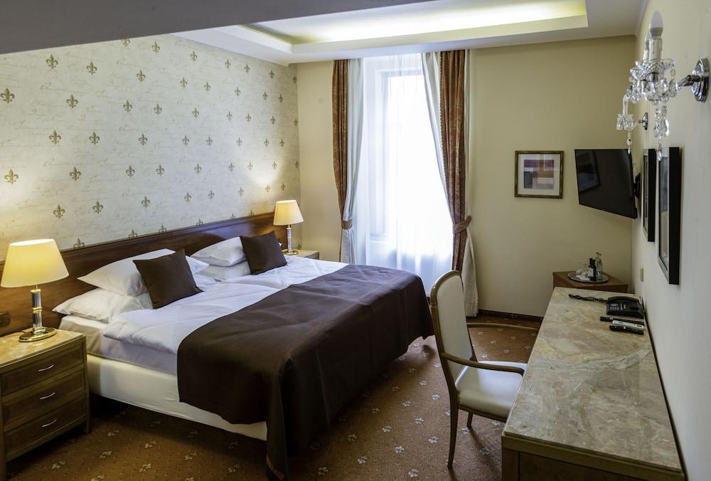 Fleur De Lis Hotel Room Type - Superior Double or Twin Room Fleur De Lis Hotel Room Type - Superior Double or Twin Room