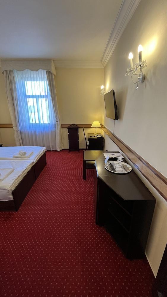 Fleur De Lis Hotel Room Type - Standard Triple Room