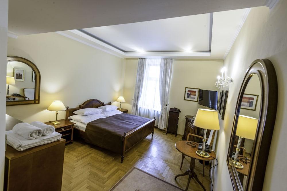 Fleur De Lis Hotel Room Type - Superior Triple Room