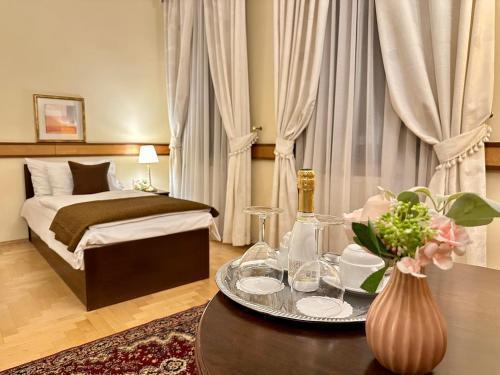 Fleur De Lis Hotel Room Type - Standard Twin Room