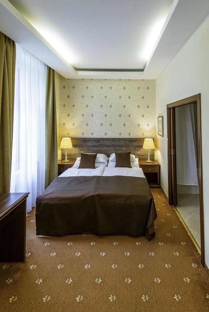 Fleur De Lis Hotel Room Type - Deluxe Double Room